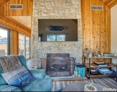 332 Dehnoff Walk - Photo Thumbnail 3