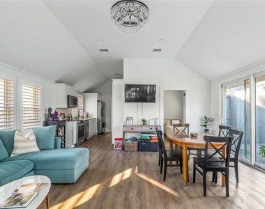311 Wilmot Road - Photo Thumbnail 9