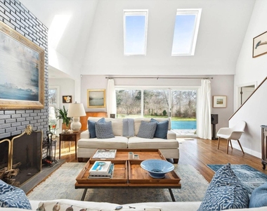 686 Hill Street - Photo Thumbnail 2
