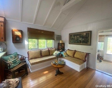 970 Surfview Walk - Photo Thumbnail 4