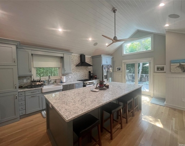 985 Surfview Walk - Photo Thumbnail 3