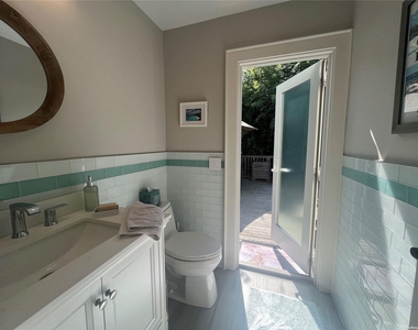 985 Surfview Walk - Photo Thumbnail 7