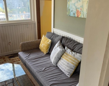 49 E Bayview Walk - Photo Thumbnail 2