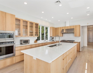 157 Dune Road - Photo Thumbnail 9