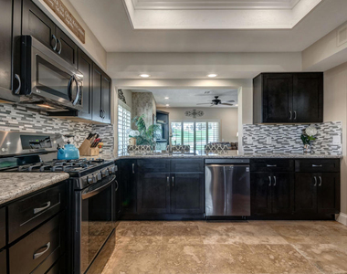 237 Vista Royale Circle W - Photo Thumbnail 12