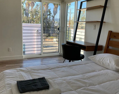840 N Harvard Boulevard - Photo Thumbnail 7