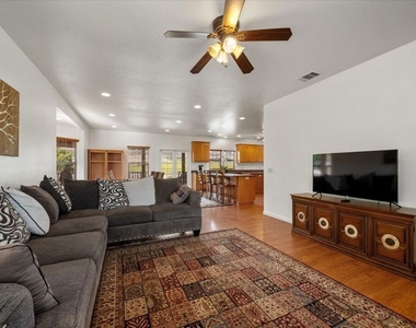 220 Hans Place - Photo Thumbnail 10