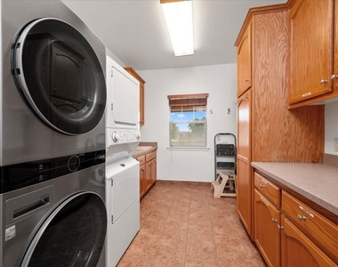 220 Hans Place - Photo Thumbnail 20