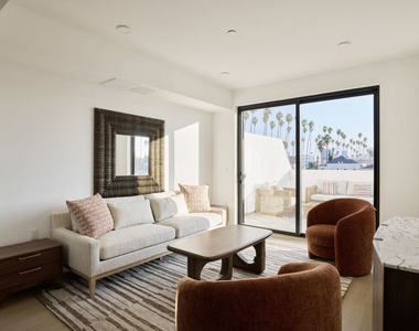 3977 Beverly Boulevard - Photo Thumbnail 2
