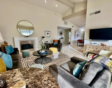 359 Villena Way - Photo Thumbnail 15