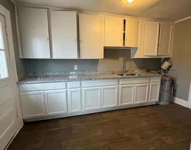 703 Louise Street - Photo Thumbnail 3