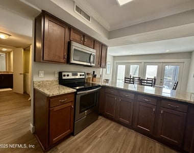 9942 Sawgrass Drive E - Photo Thumbnail 3