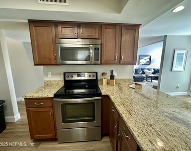 9942 Sawgrass Drive E - Photo Thumbnail 6