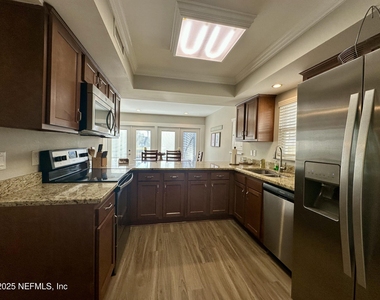9942 Sawgrass Drive E - Photo Thumbnail 4
