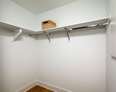 710 N El Centro Avenue - Photo Thumbnail 3
