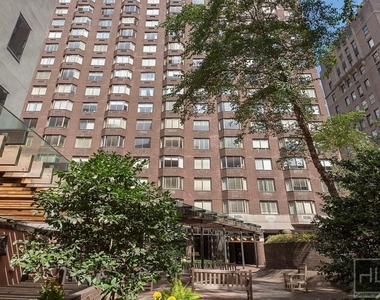 East 52nd Street - Photo Thumbnail 5