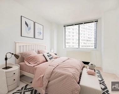 East 52nd Street - Photo Thumbnail 3