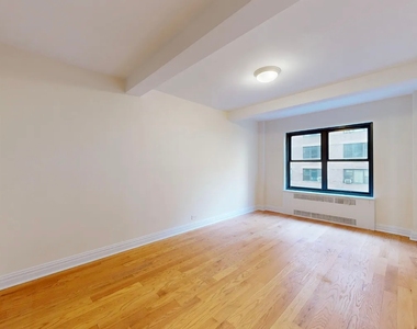 East 56 Street - Photo Thumbnail 5