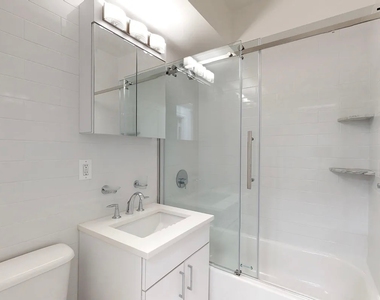 East 57th Street - Photo Thumbnail 4