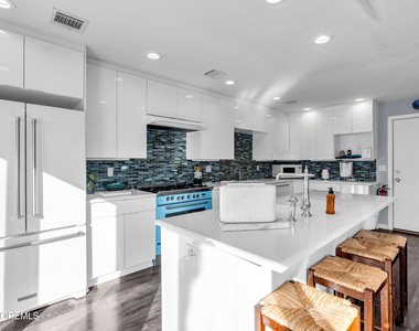 213 Hayes Court - Photo Thumbnail 5