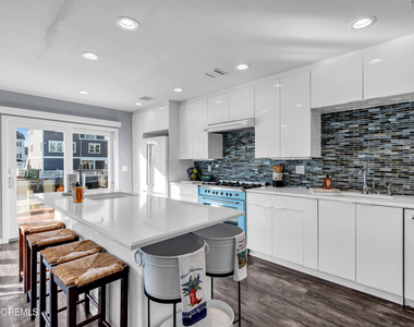 213 Hayes Court - Photo Thumbnail 6
