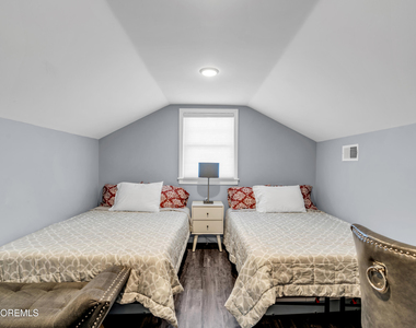 213 Hayes Court - Photo Thumbnail 20
