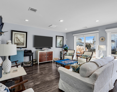 213 Hayes Court - Photo Thumbnail 8