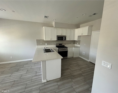 13665 Arrow Boulevard - Photo Thumbnail 21