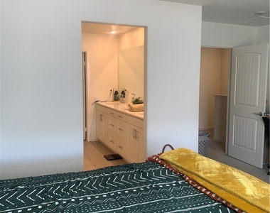 985 W Clover Avenue - Photo Thumbnail 6