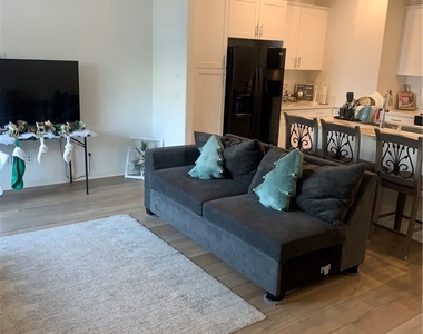 985 W Clover Avenue - Photo Thumbnail 3