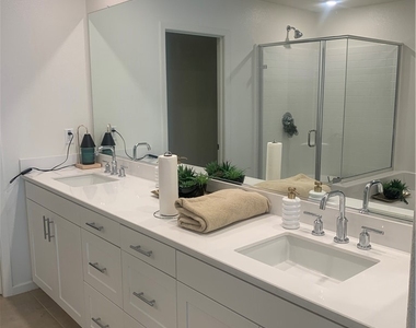 985 W Clover Avenue - Photo Thumbnail 7