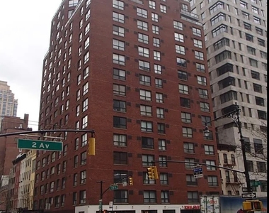 East 51st Street - Photo Thumbnail 5