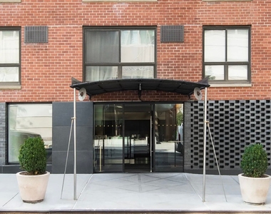 East 51st Street - Photo Thumbnail 4