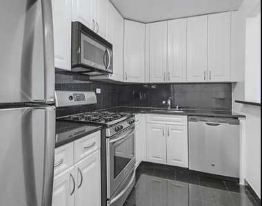 E 65th St - Photo Thumbnail 3