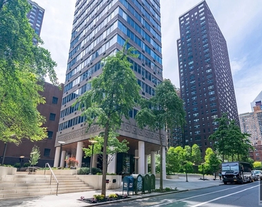 East 54 Street - Photo Thumbnail 12