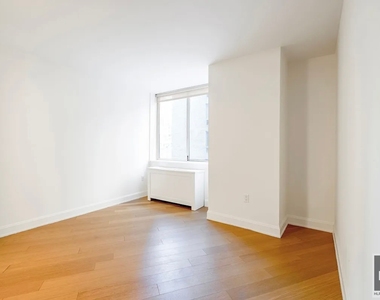 East 54 Street - Photo Thumbnail 3