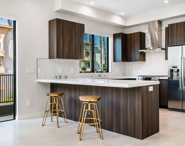 530 N Hayworth Avenue - Photo Thumbnail 1