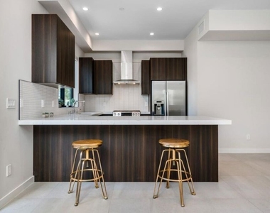 530 N Hayworth Avenue - Photo Thumbnail 4