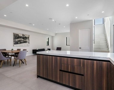 530 N Hayworth Avenue - Photo Thumbnail 2