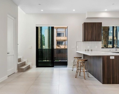 530 N Hayworth Avenue - Photo Thumbnail 3