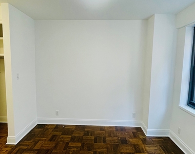 East 56 Street - Photo Thumbnail 3
