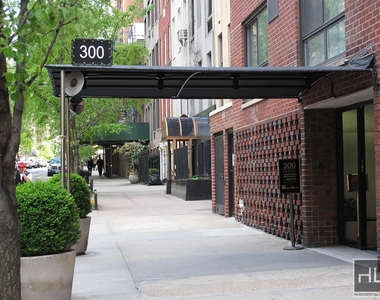 East 51st Street - Photo Thumbnail 8