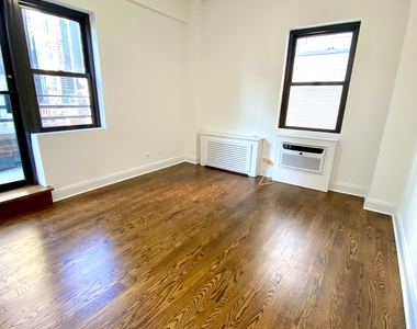 East 56 Street - Photo Thumbnail 9