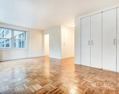 888 8th Avenue - Photo Thumbnail 2