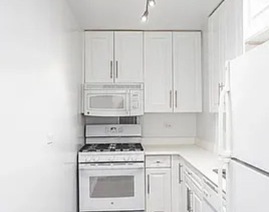 888 8th Avenue - Photo Thumbnail 3