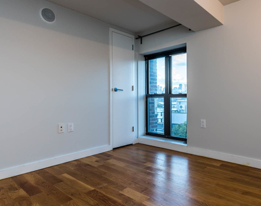 100 Dupont Street - Photo Thumbnail 2