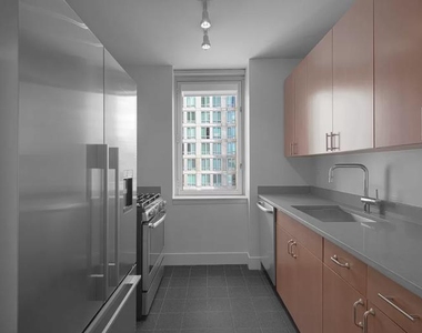 West 42nd Street - Photo Thumbnail 4