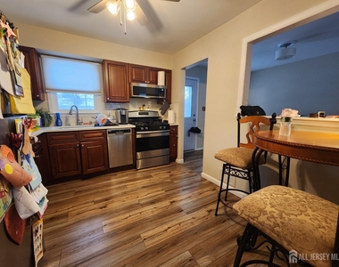 98 Garfield Avenue - Photo Thumbnail 3