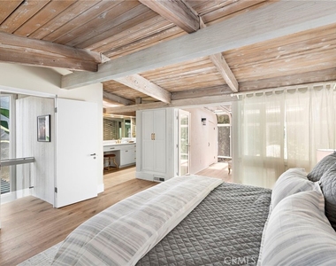 201 Nyes Place - Photo Thumbnail 12
