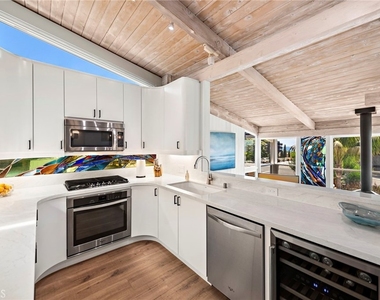201 Nyes Place - Photo Thumbnail 4